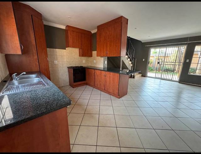 3 BEDROOM TOWNHOUSE FOR SALE IN ANNLIN